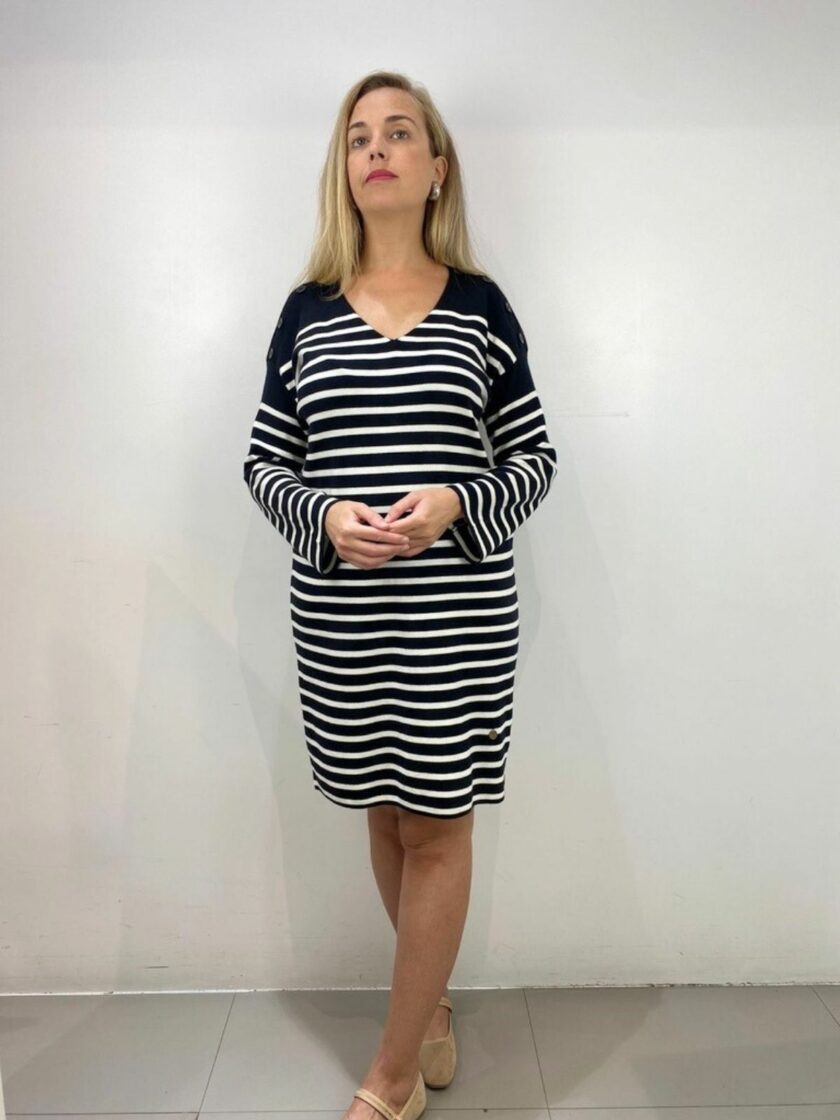 Vestido negro de rayas con botón en el hombro