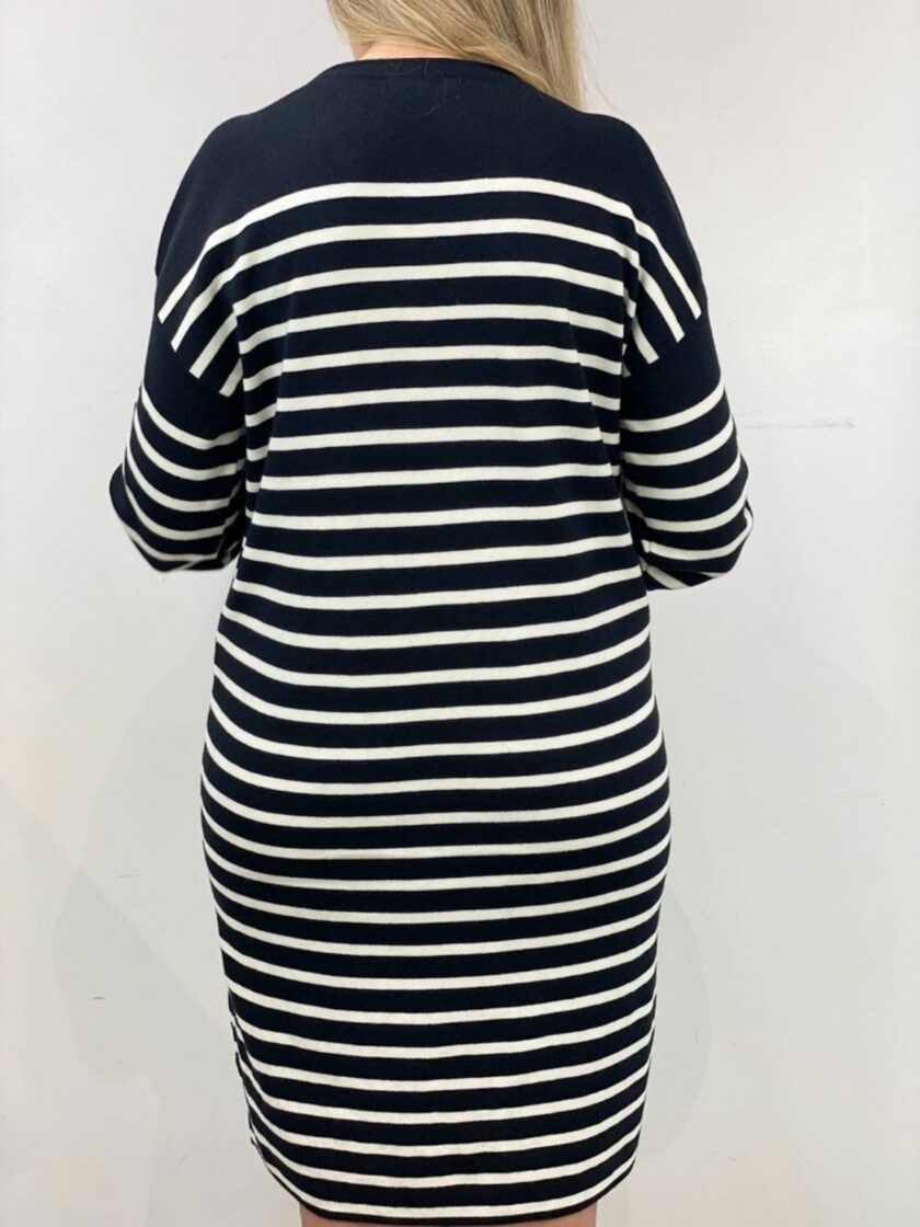 Vestido negro de rayas con botón en el hombro