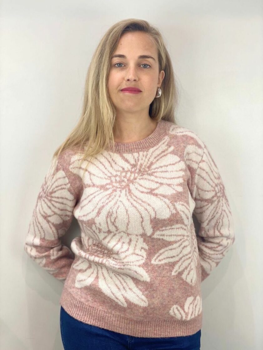 Jersey de punto rosa con flores beige