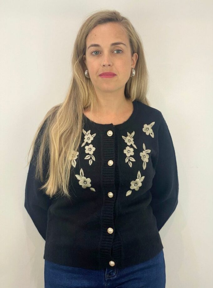 Rebeca de punto negra bordado flores
