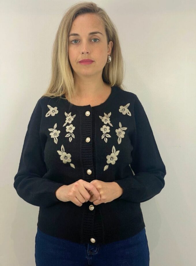 Rebeca de punto negra bordado flores
