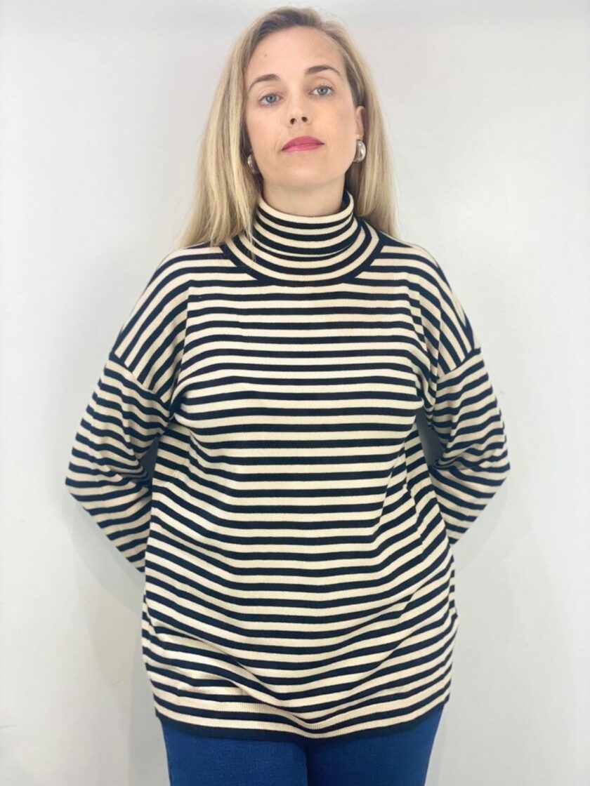 Jersey de rayas beige y negro cuello vuelto