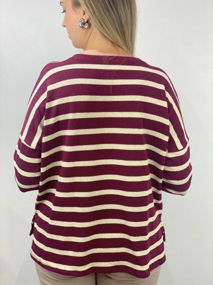 Camiseta burdeos raya dorado