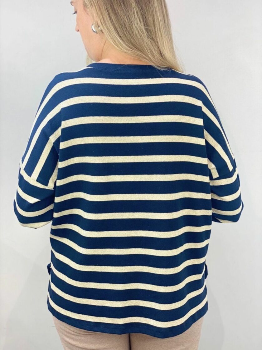 Camiseta azul marino raya dorado