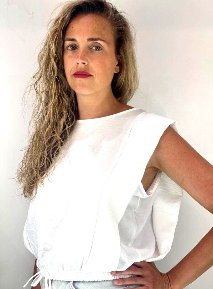 Blusa blanca con volante