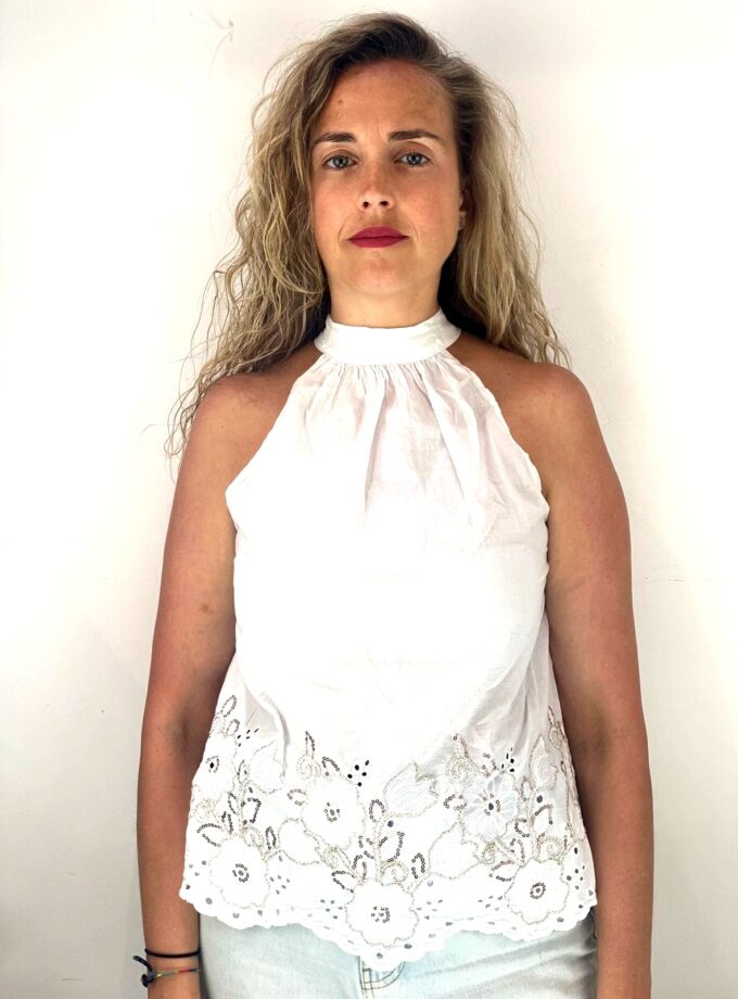 Top blanco bordado cuello halter