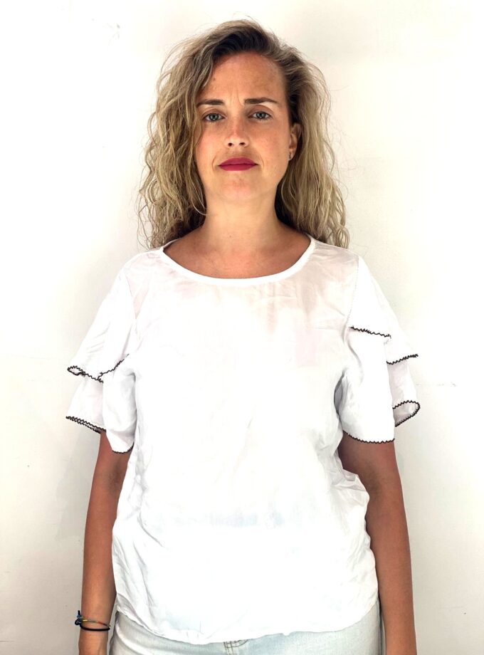 Blusa blanca con volante