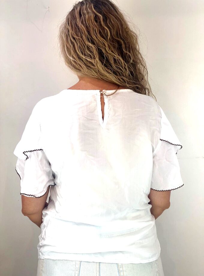 Blusa blanca con volante