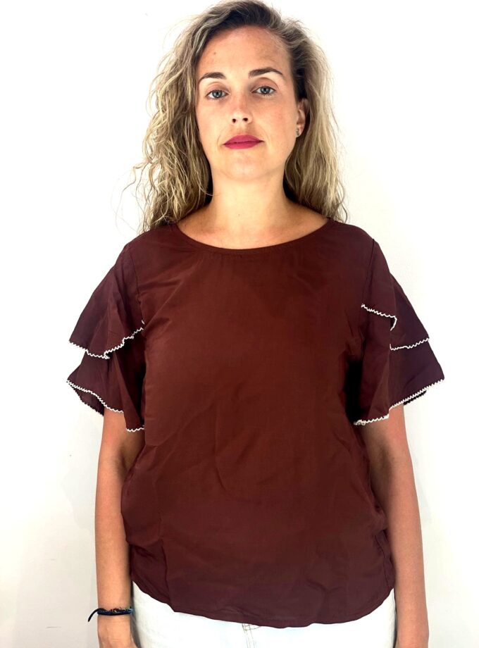Blusa marrón con volante