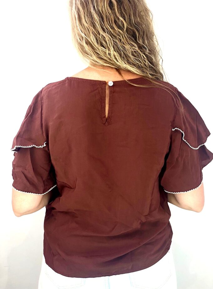 Blusa marrón con volante