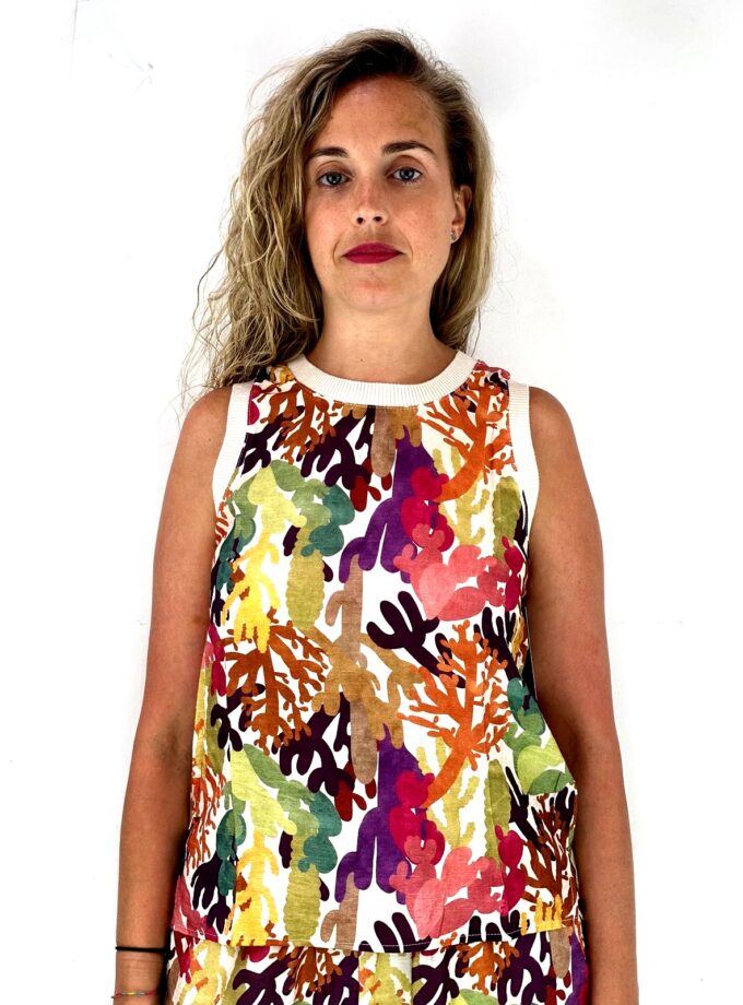 Top sin manga estampada multicolor