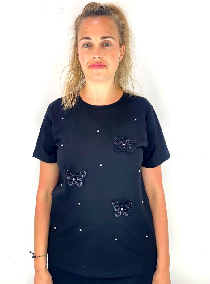 Camiseta negra mariposas