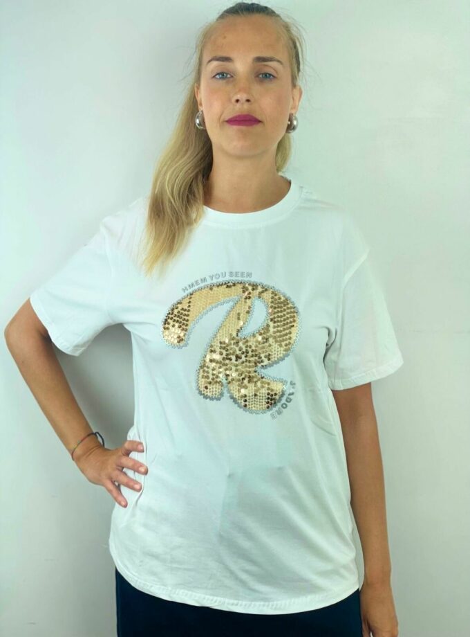 Camiseta blanca estampada letra R