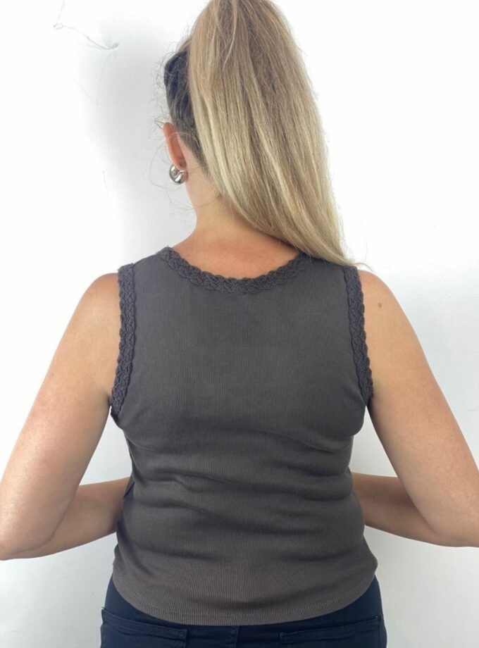 Top marrón borde trenza