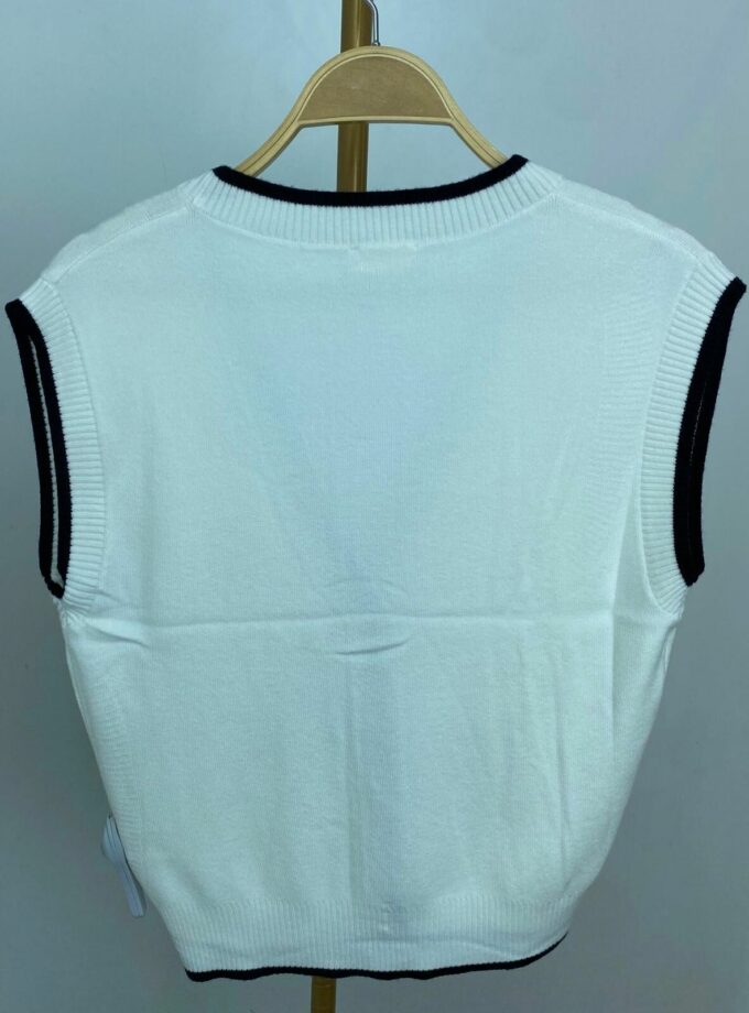 Chaleco blanco con filo negro