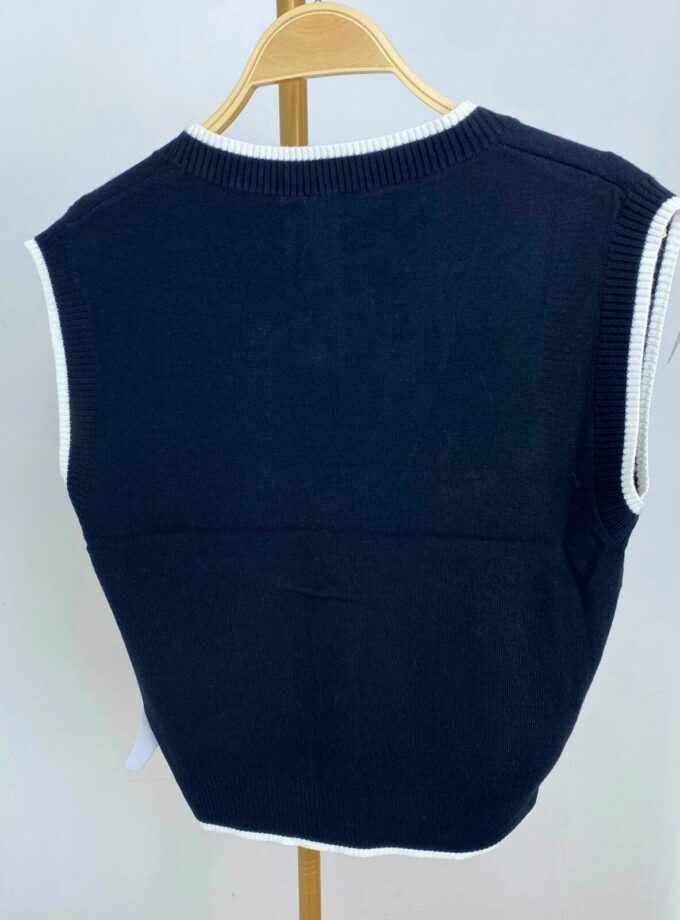 Chaleco negro con filo blanco