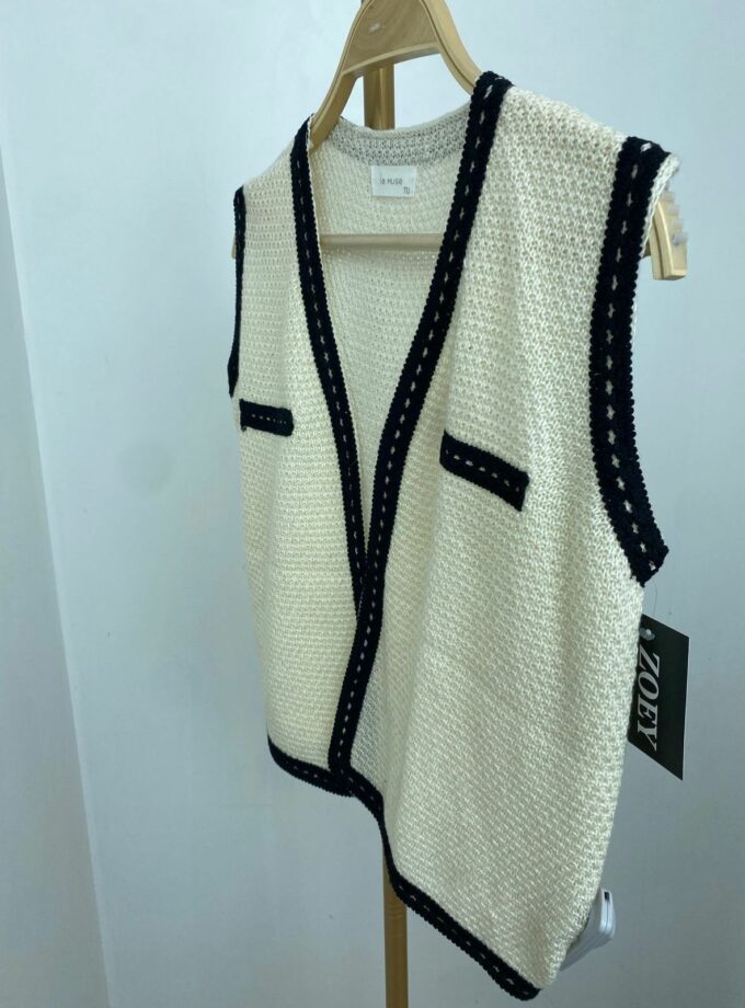 Chaleco beige con filo negro