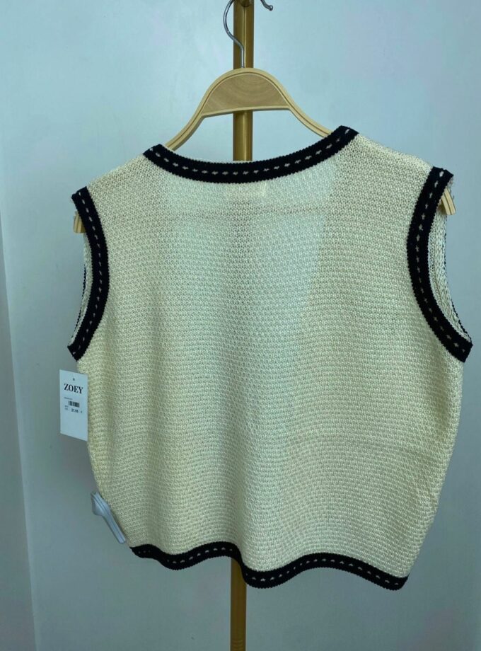 Chaleco beige con filo negro